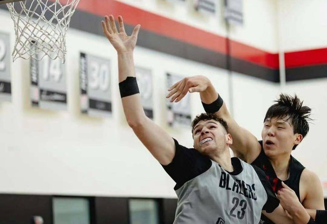 者队内年轻, 新回到场上, 似乎更加适 者队内年轻, 新回到场上, 似乎更加适