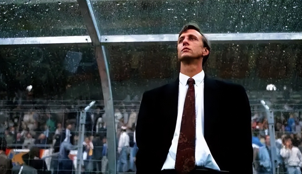 带球, 置并且完成, 踹球迷的家